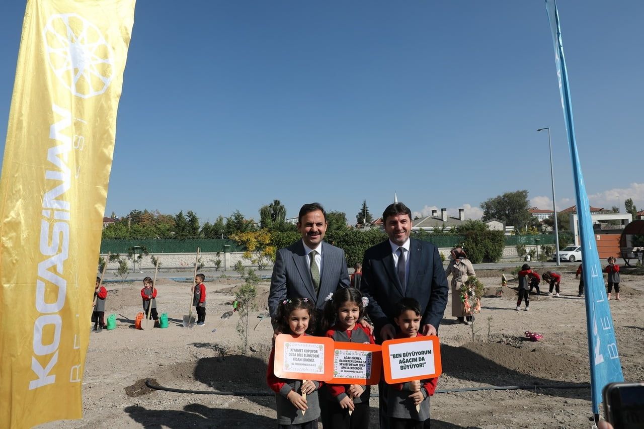 KOCASİNAN BELEDİYESİ EKİPLERİ, 4-6 YAŞ GRUBU MİNİK ÖĞRENCİLERLE BİRLİKTE FİDANLARI TOPRAKLA...