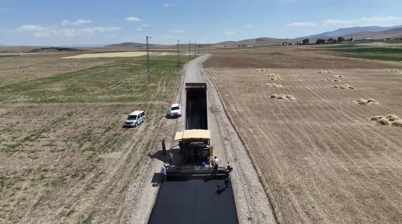 AĞRI’DA, KÖYLERDE YOL VE ALTYAPI ÇALIŞMALARI SÜRÜYOR