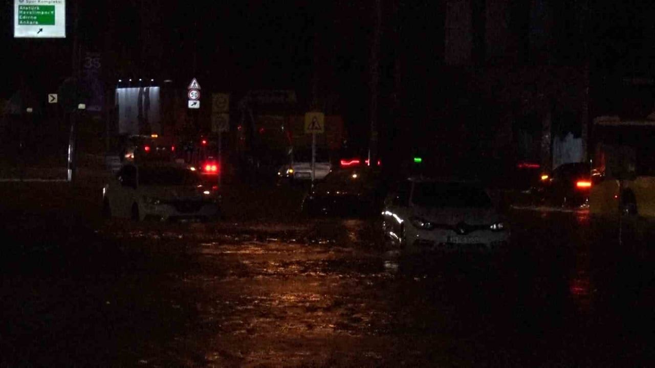 SARIYER AYAZAĞA’DA ETKİLİ OLAN ŞİDDETLİ SAĞANAK YAĞIŞ NEDENİYLE KEMERBURGAZ CADDESİ GÖLE DÖNDÜ....