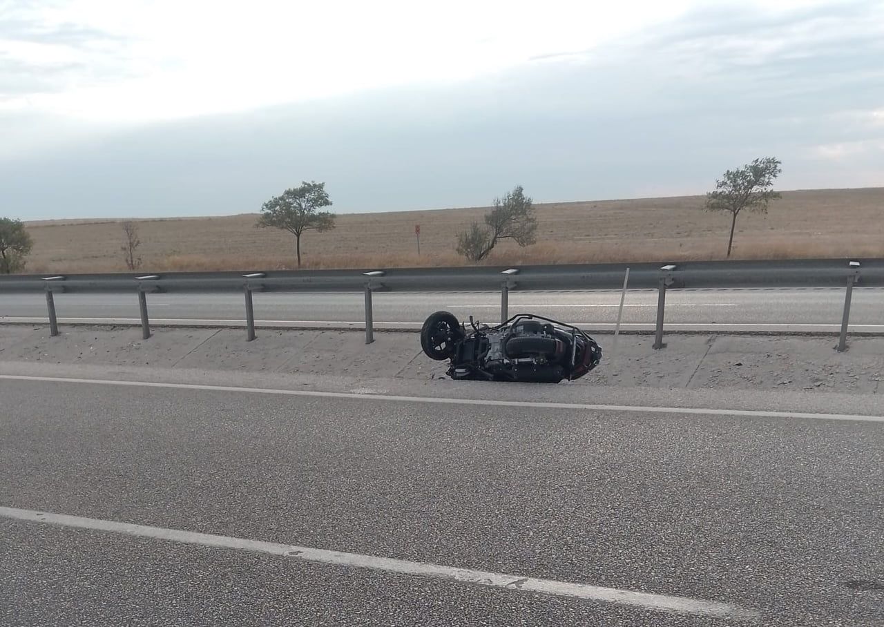 KULU İLÇESİNDE KONTROLDEN ÇIKARAK DEVRİLEN MOTOSİKLETİN SÜRÜCÜSÜ YARALANDI.