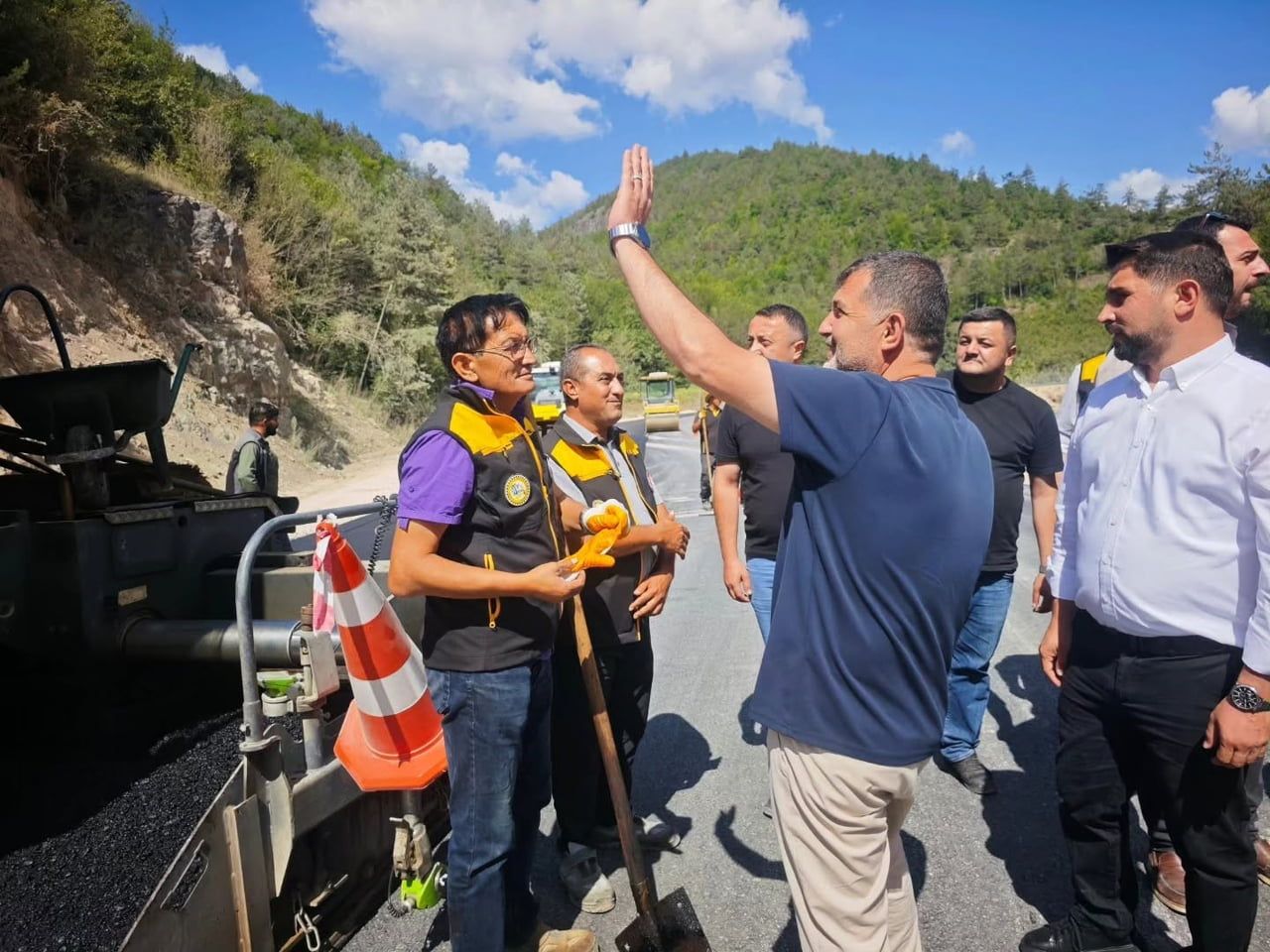 AK PARTİ DÜZCE MİLLETVEKİLİ ERCAN ÖZTÜRK, YIĞILCA’DA DEVAM EDEN YOL ÇALIŞMALARINI YERİNDE...