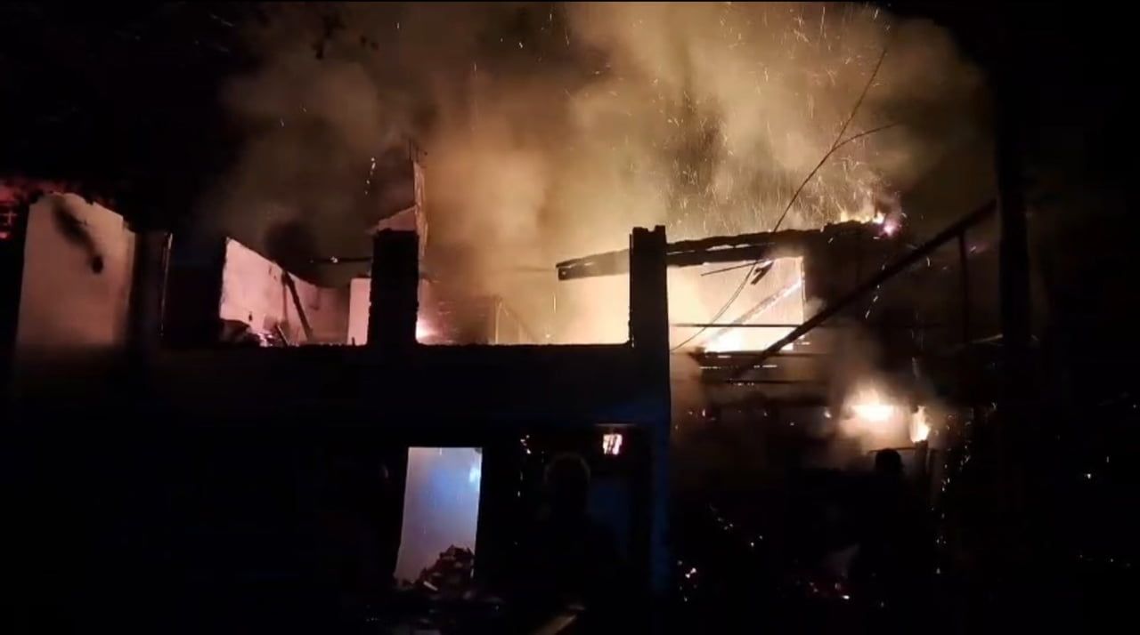 KARABÜK’ÜN SAFRANBOLU İLÇESİNDE ÇIKAN YANGINDA TEK KATLI EV TAMAMEN YANARAK KULLANILAMAZ HALE...