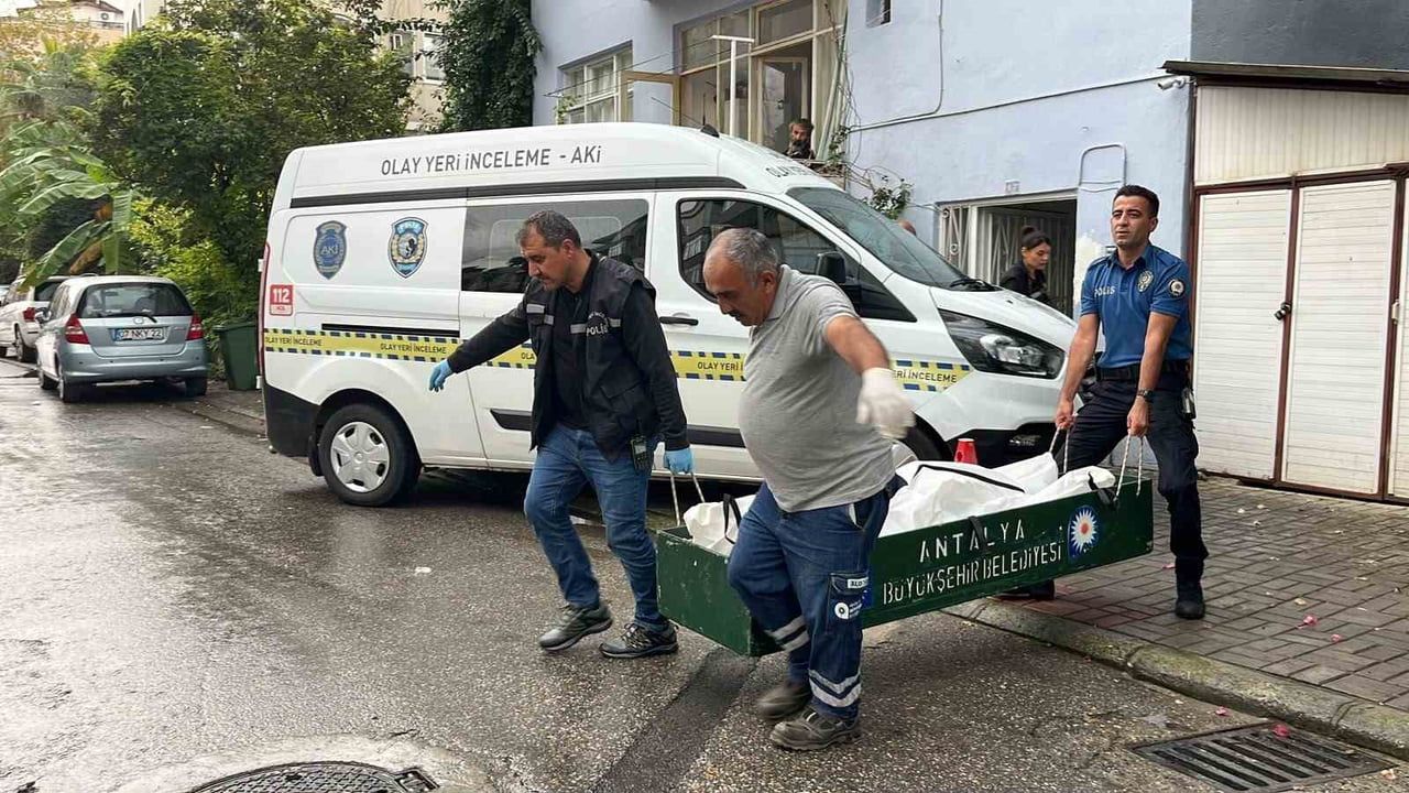 CENAZE, OTOPSİ YAPILMAK ÜZERE ALANYA ADLİ TIP KURUMU MORGUNA KALDIRILDI.