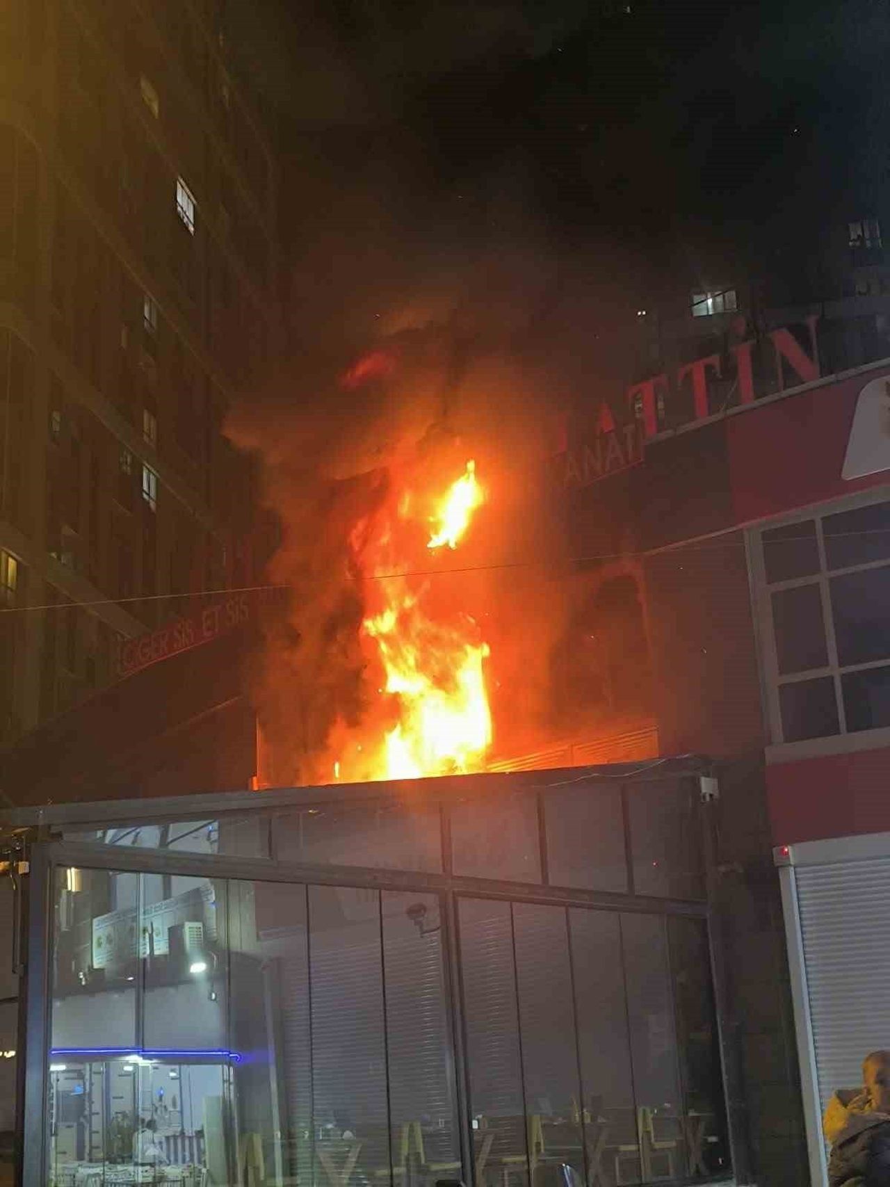 ESENYURT'TA İKİ KATLI BİR İŞ YERİNDE ÇIKAN YANGINDA 1 KİŞİ YARALANDI. ALEVLERE TESLİM OLAN İŞ...
