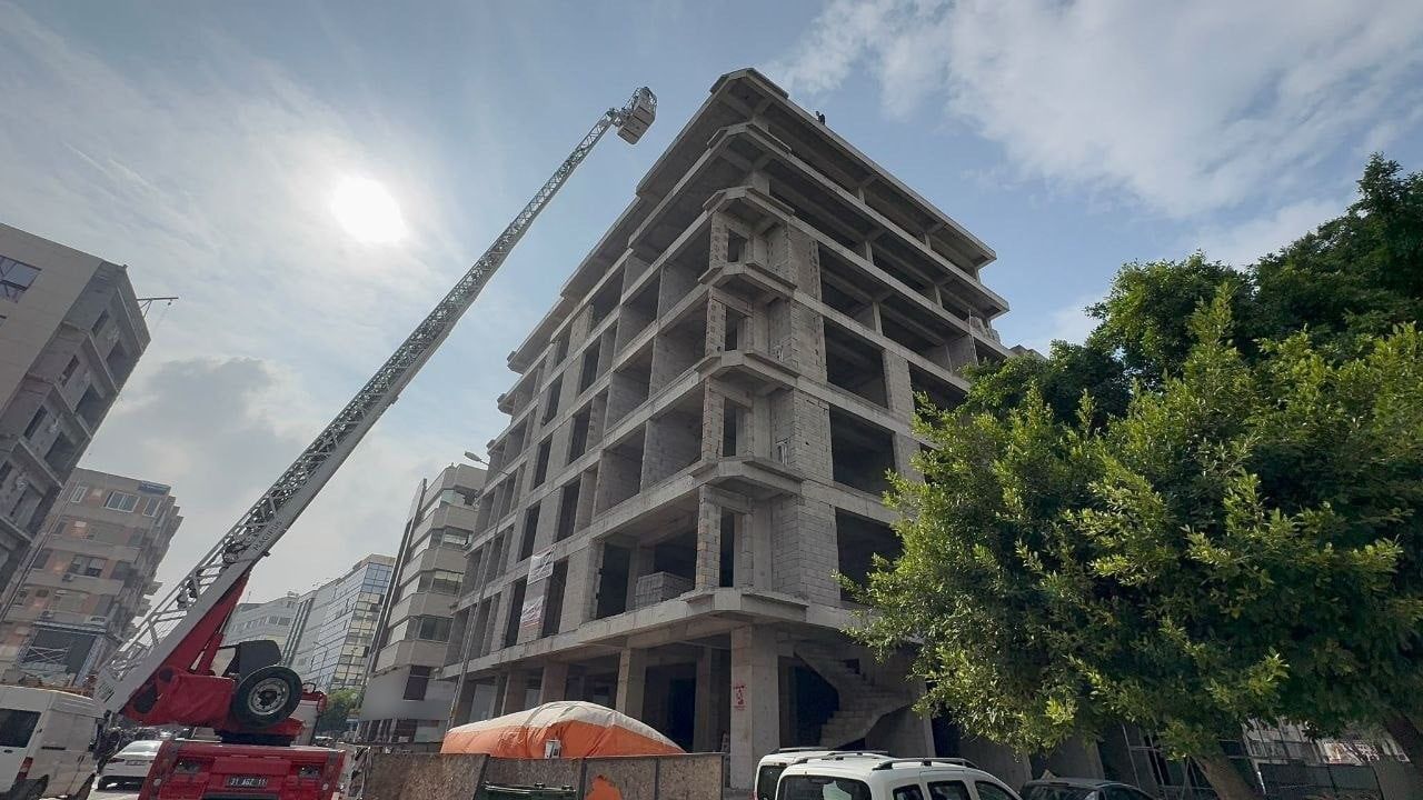 HATAY’DA ASKERLİK YAPTIĞI ALAYDAN SILA İZNİNE ÇIKAN MEHMETÇİK, İNŞAAT HALİNDEKİ 7 KATLI BİNANIN EN...