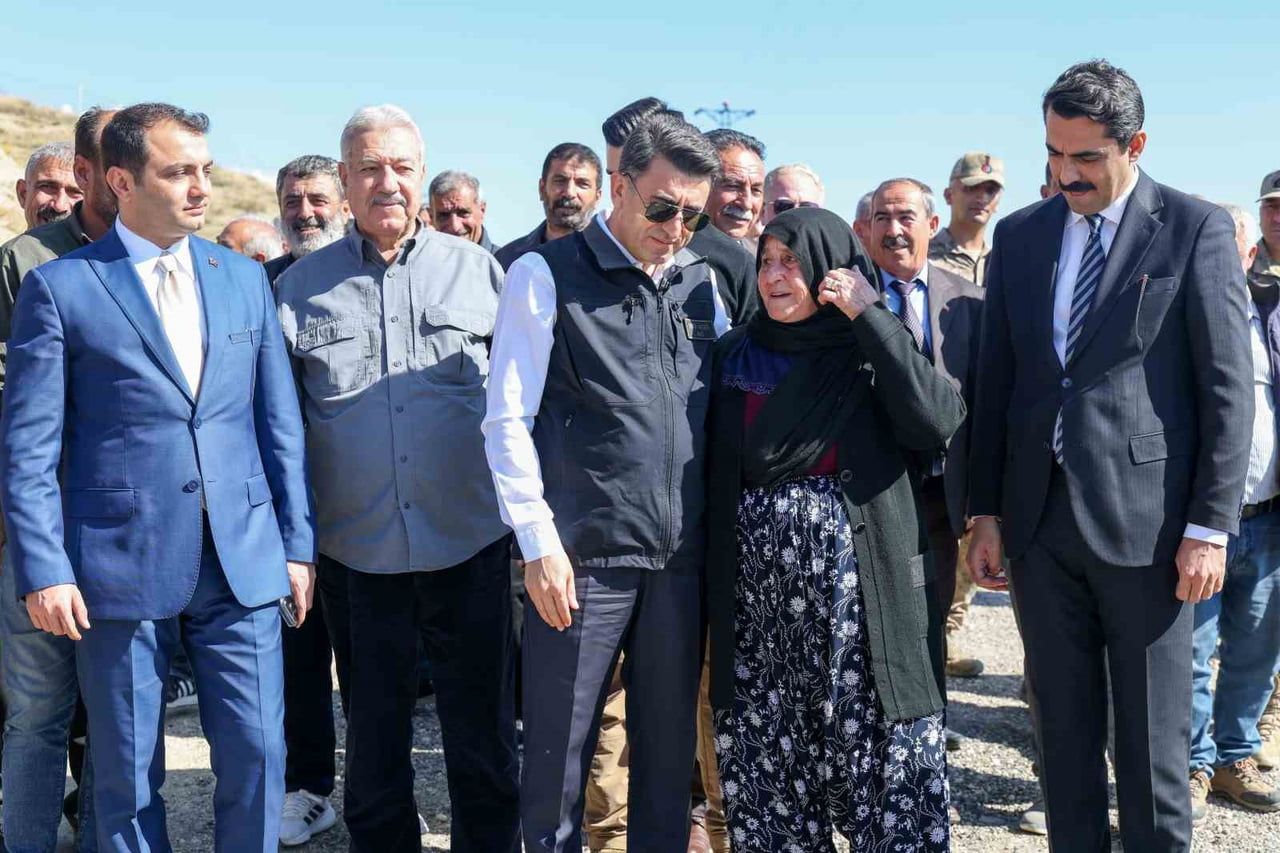 TUNCELİ’DE 120 KİLOMETRELİK SICAK ASFALT HEDEFİ TAMAMLANDI, YIL SONU HEDEFİ 140 KİLOMETREYE...