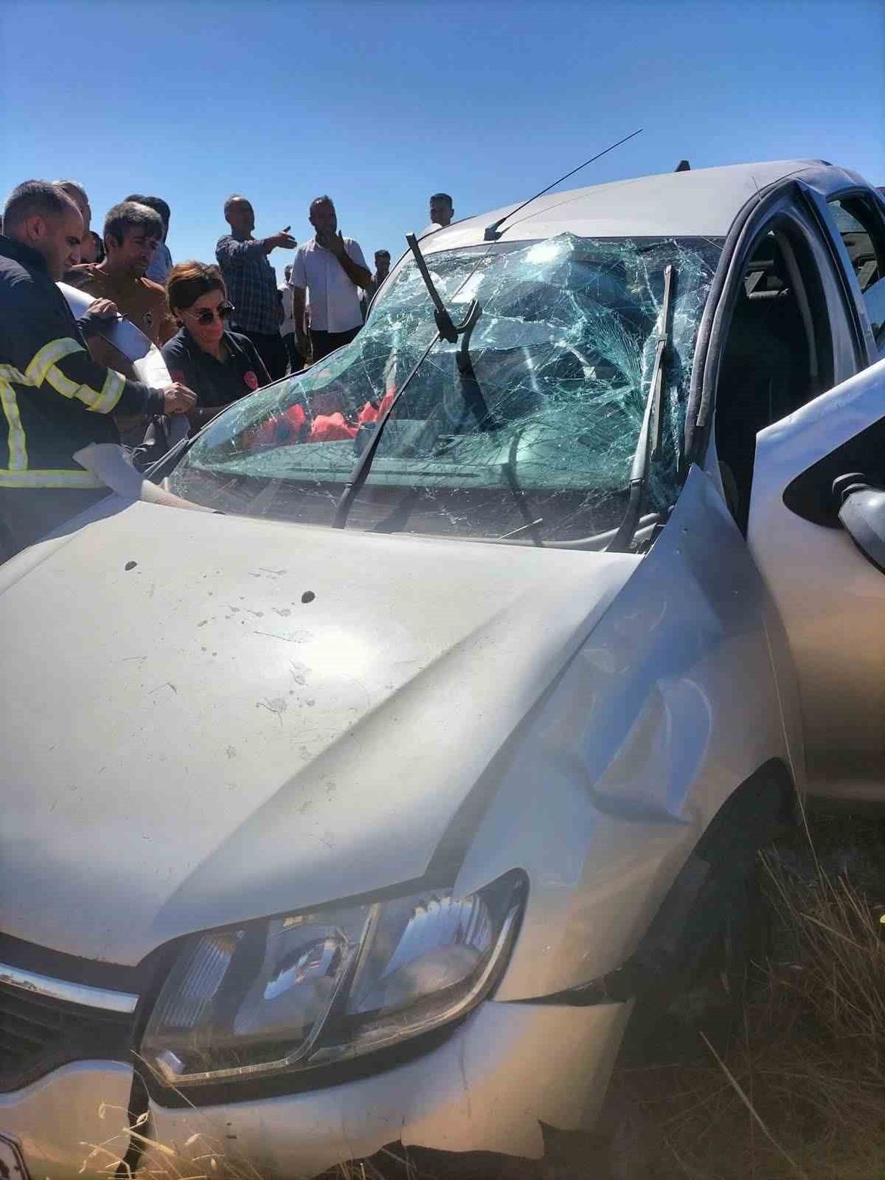 DİYARBAKIR'IN ÇINAR İLÇESİNDE OTOMOBİLİN TAKLA ATMASI SONUCU MEYDANA GELEN TRAFİK KAZASINDAN 3...