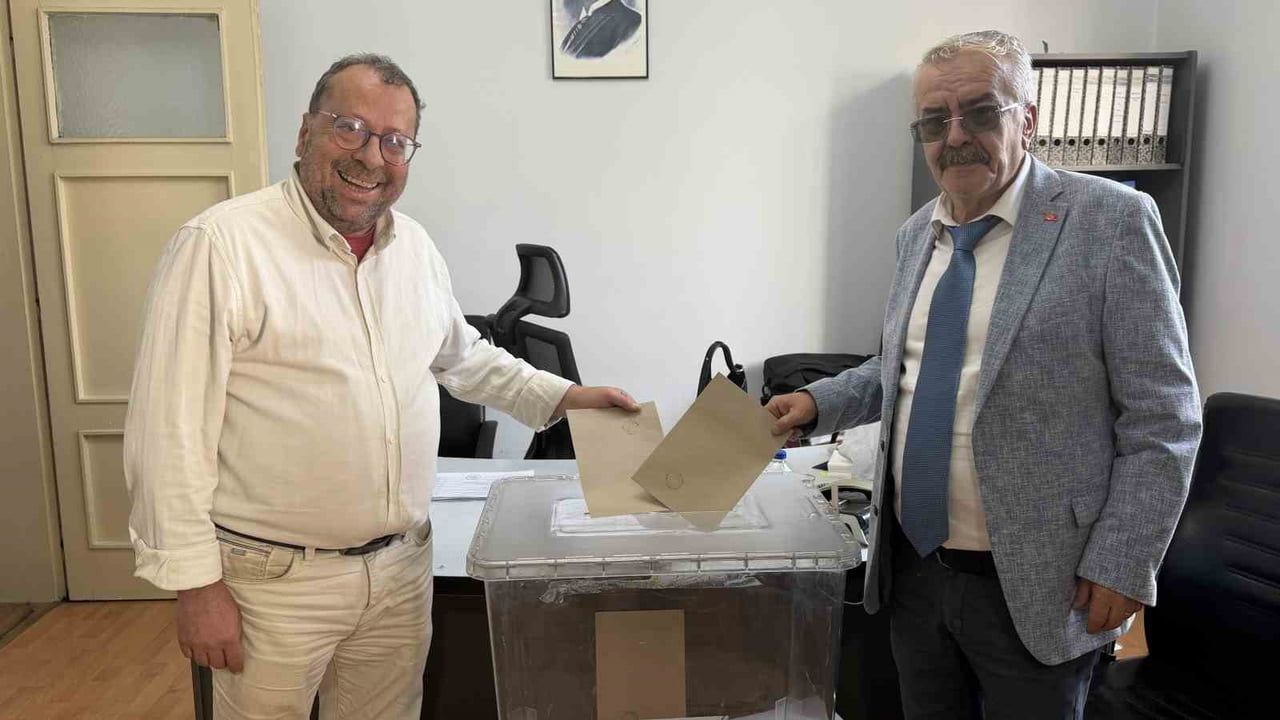EDREMİT TİCARET BORSASI’NDA YENİ DÖNEM BAŞKANINI BELİRLEMEK ÜZERE SEÇİM SÜRECİ BAŞLADI. BORSA...