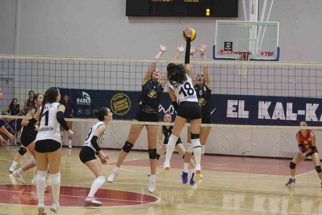 TÜRKİYE VOLEYBOL FEDERASYONU (TVF) KADINLAR 2. LİGİ’NDE MÜCADELE EDEN KARABÜK GENÇLİKSPOR, EVİNDE...