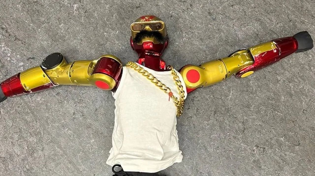 ALMANYA’DA 16 YAŞINDAKİ BİR GENÇ KIZI TACİZ ETTİĞİ İDDİA EDİLEN BİR ROBOTA POLİS TARAFINDAN EL...