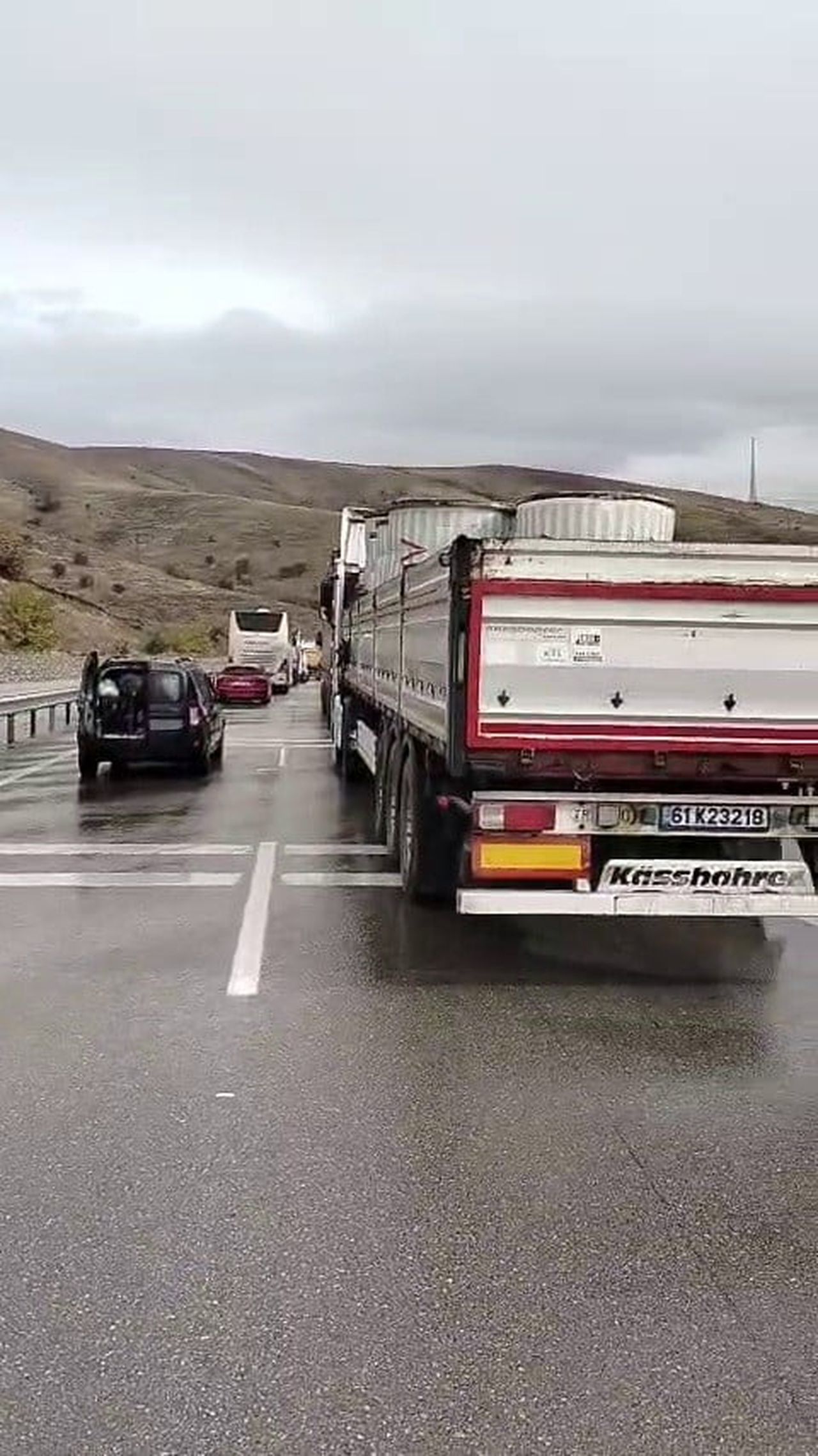 ERZURUM-ERZİNCAN KARA YOLUNDA SAĞANAK YAĞIŞIN ARDINDAN KAYGANLAŞAN ZEMİNDE KONTROLDEN ÇIKAN İKİ...