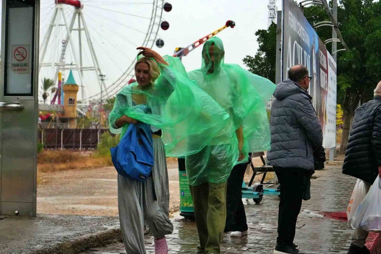 ANTALYA'DA SABAH SAATLERİNDEN İTİBAREN ETKİLİ OLAN SAĞANAK, GÜNLÜK YAŞAMI OLUMSUZ ETKİLEDİ. CADDE...