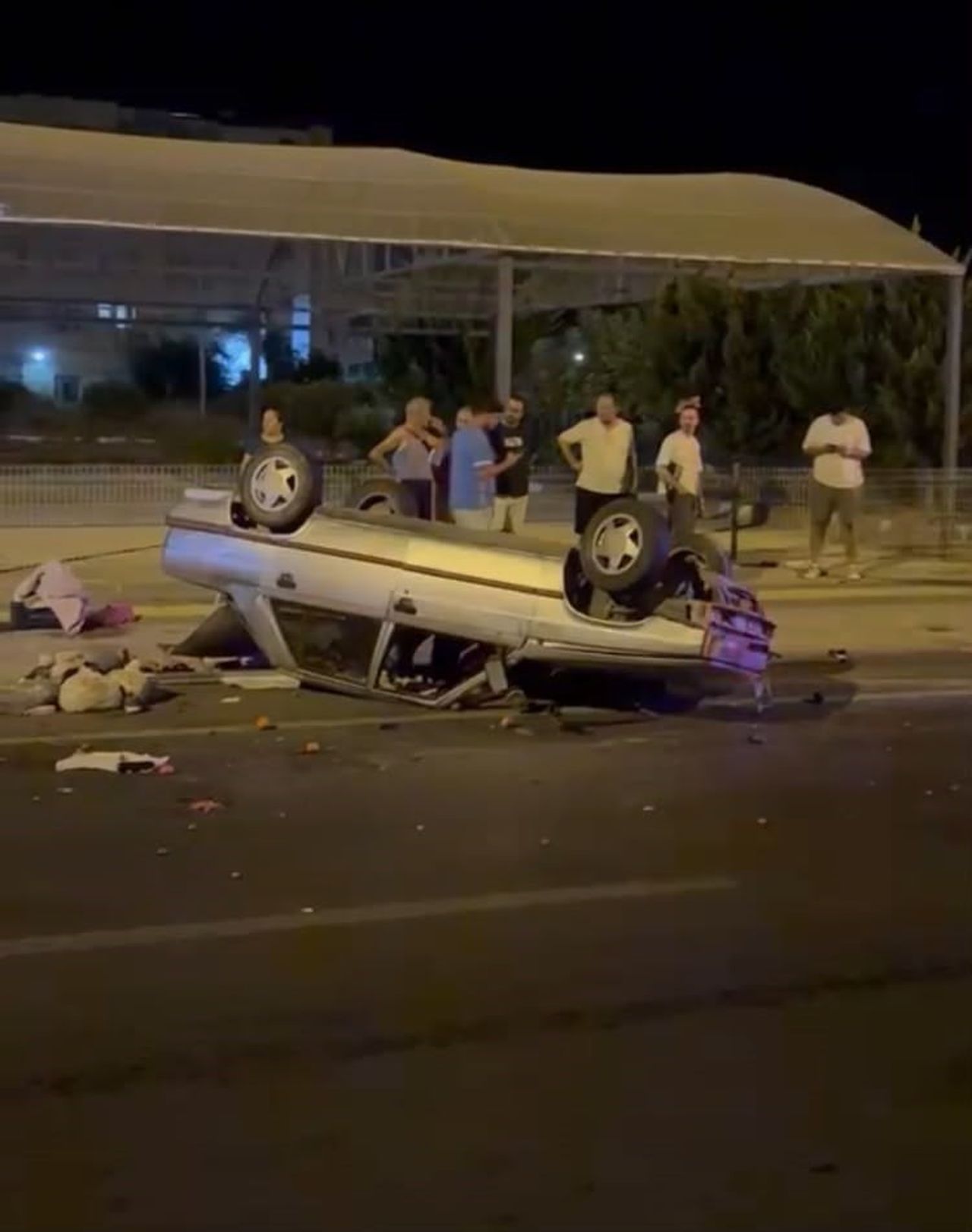 MERSİN'İN ERDEMLİ İLÇESİNDE PARK HALİNDEKİ ARACA ÇARPAN OTOMOBİL TERS DÖNDÜ,3'Ü ÇOCUK 5 KİŞİ...