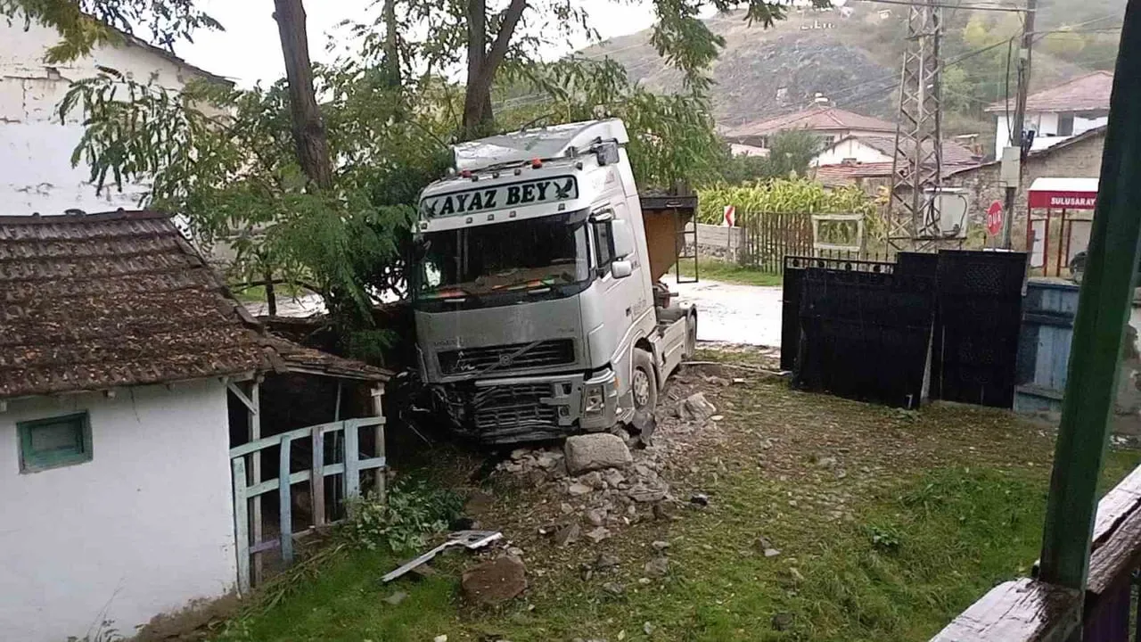 TOKAT’IN SULUSARAY İLÇESİNDE YAĞIŞ NEDENİYLE KAYARAK BİR EVİN BAHÇESİNE GİREN TIRIN SÜRÜCÜSÜ YARA...