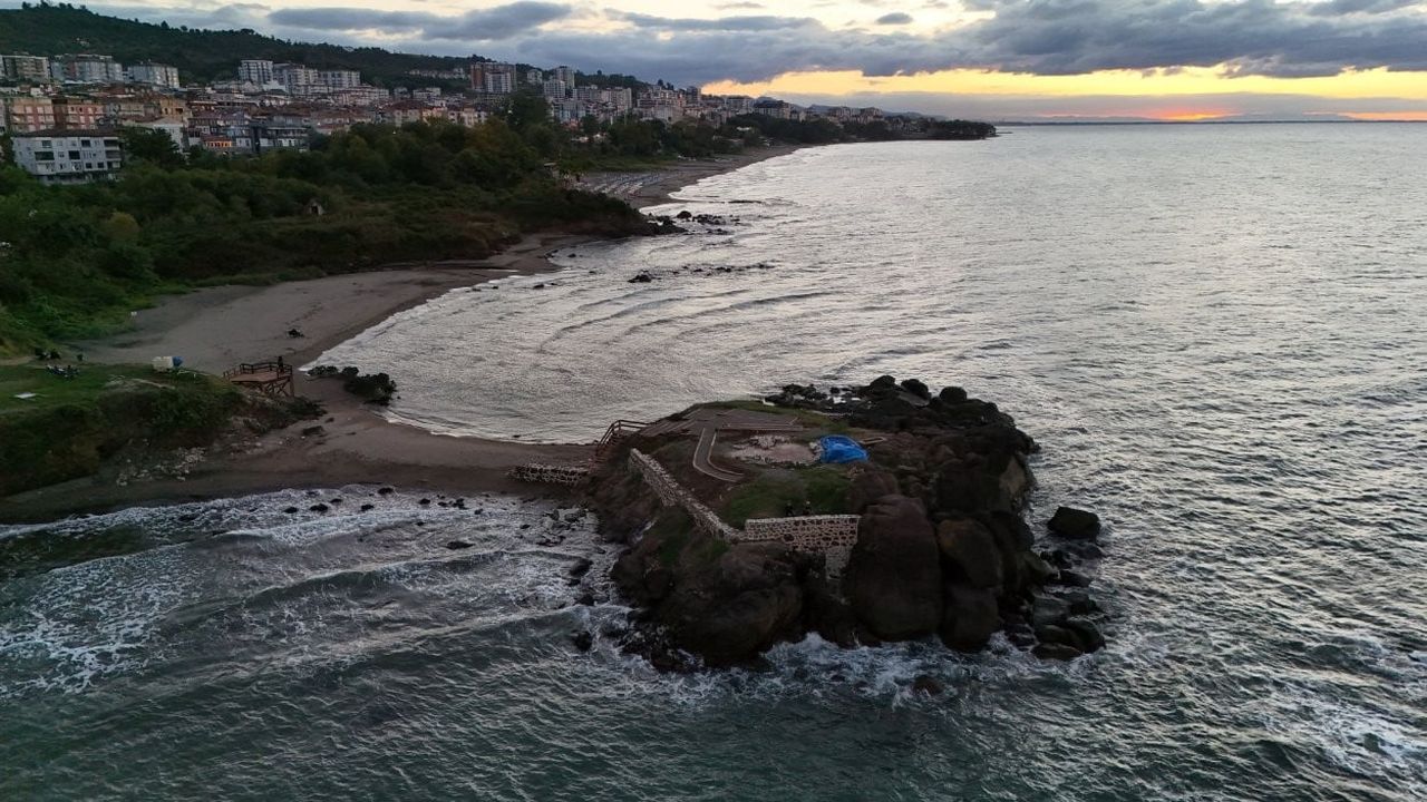 ORDU’NUN ÜNYE İLÇESİNDE TARİHİ KİLİSE KALINTILARIYLA DİKKAT ÇEKEN AYANİKOLA ADASI’NIN TURİZME...