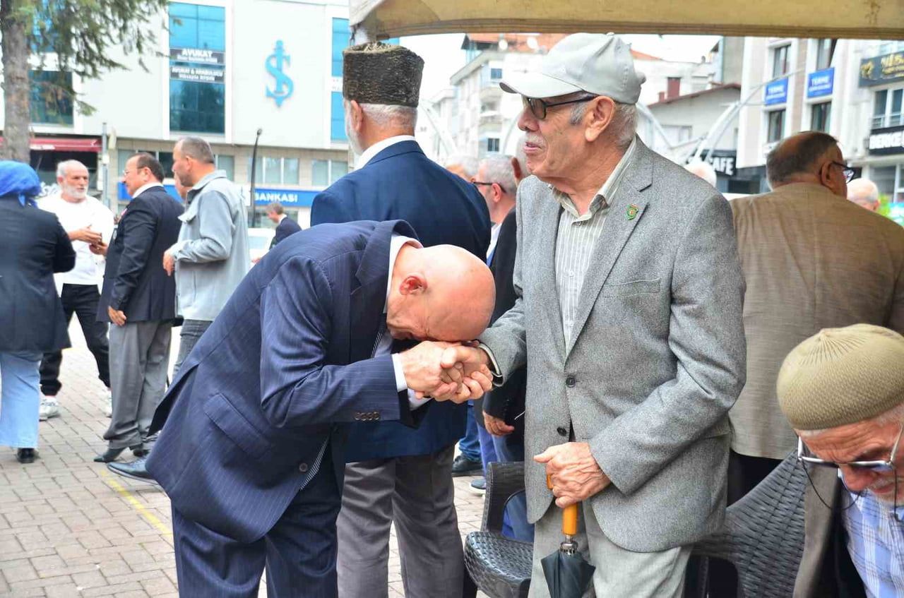 TERME BELEDİYE BAŞKANI ŞENOL KUL, GAZİNİN ELİNİ ÖPTÜ. (İSMAİL CAN ÇAM/SAMSUN-İHA)