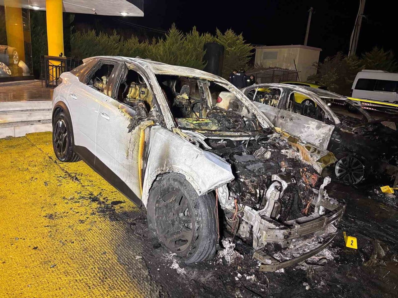 AYDIN’IN KUŞADASI İLÇESİNDE İDDİAYA GÖRE BİR OTO GALERİNİN ÖNÜNDE PARK HALİNDE BULUNAN 2 OTOMOBİL...
