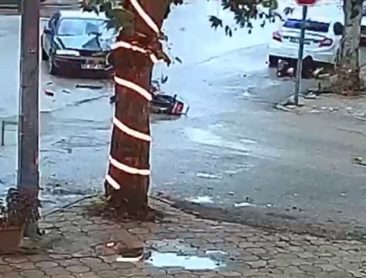 KAZA ANI, ÇEVREDE BULUNAN BİR İŞ YERİNİN GÜVENLİK KAMERASINA SANİYE SANİYE YANSIDI.