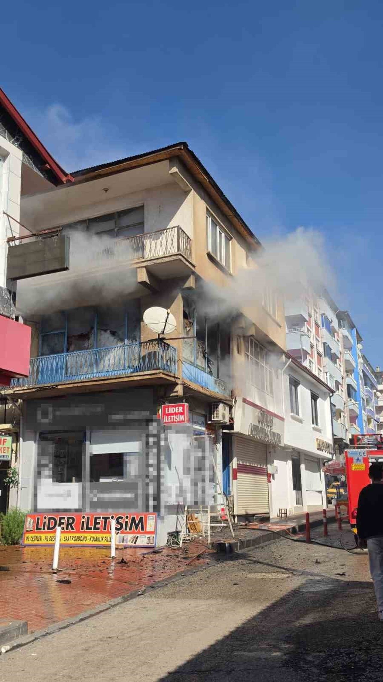 ELAZIĞ’IN KARAKOÇAN İLÇESİNDE BİR OYUNCA DEPOSUNDA ÇIKAN YANGIN, İTFAİYE EKİPLERİNİN MÜDAHALESİ...