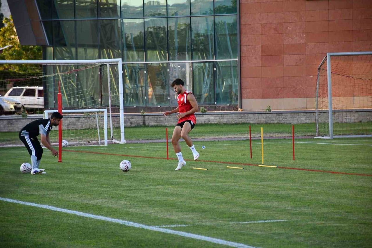 KAYSERİSPOR’DAN AYRILMASI BEKLENEN MİGUEL CARDOSO TAKIMDAN AYRI OLARAK ÇALIŞIYOR.