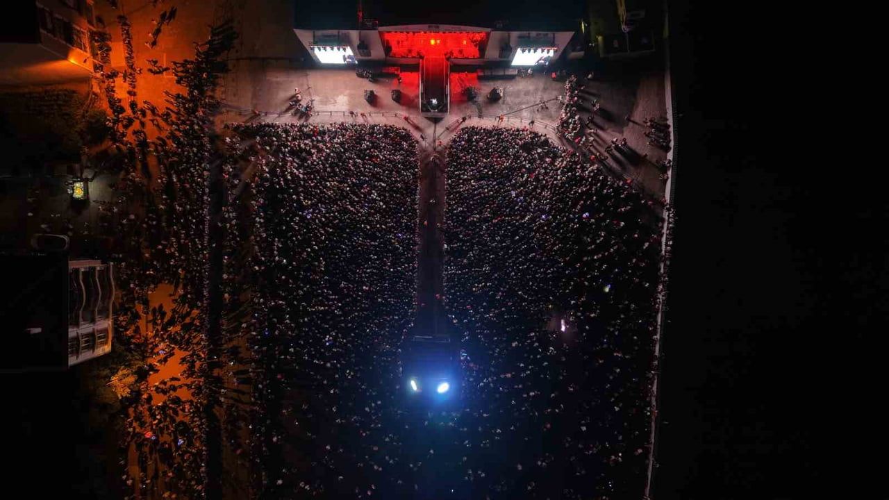 SAAT 21.00’DE SAHNE ALMASI BEKLENEN ATİYE, SAAT 22.00 OLMASINA RAĞMEN SAHNEYE ÇIKMAYINCA KONSER...