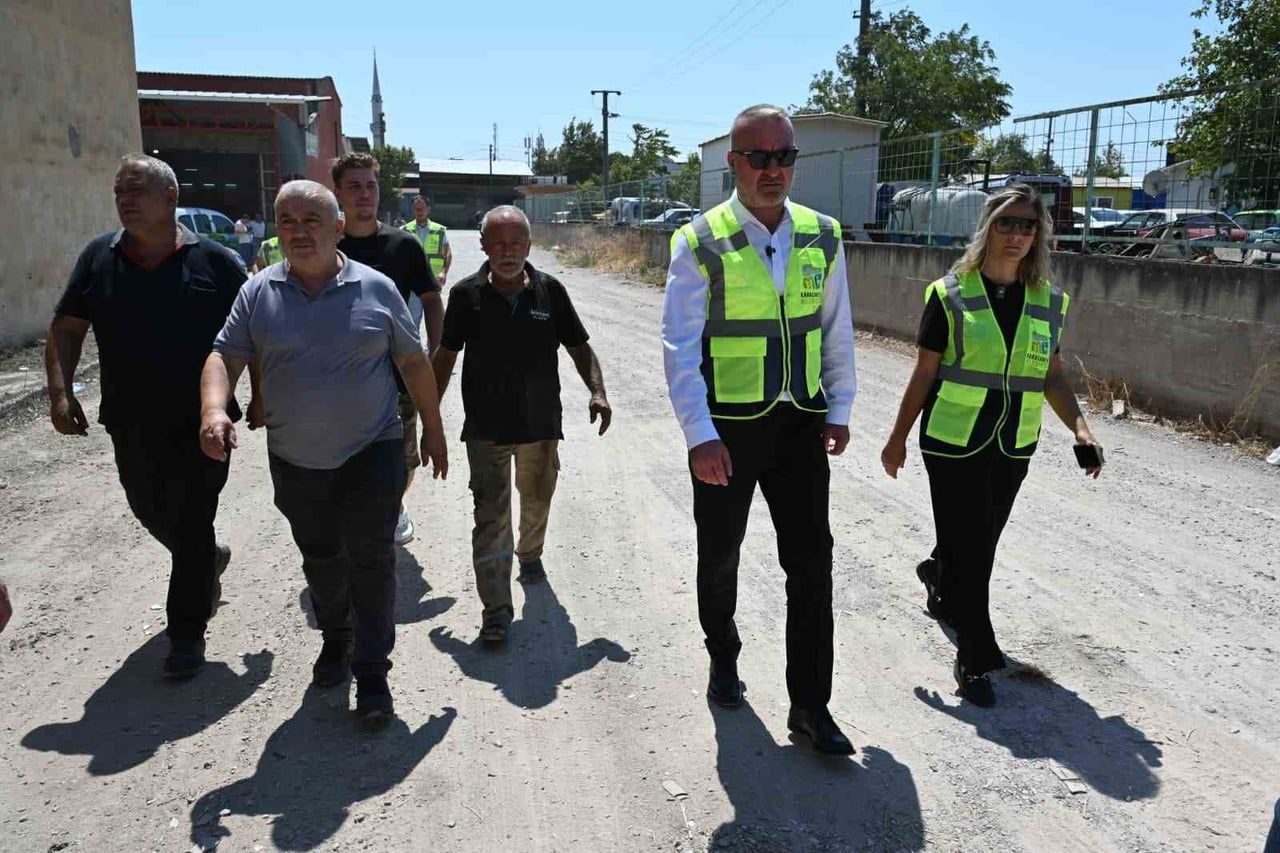KARACABEY BELEDİYESİ FEN İŞLERİ MÜDÜRLÜĞÜ EKİPLERİ, İLÇE GENELİNDE ULAŞIM KONFORUNU ARTIRMAYA...