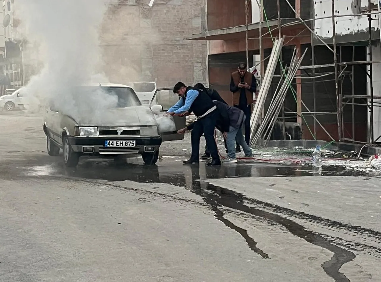 BATTALGAZİ’DE YANAN ARACA ZABITA EKİPLERİ MÜDAHALE ETTİ