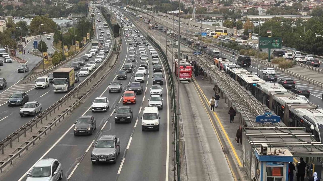 İSTANBUL'DA SABAH SAATLERİNDE TRAFİK YOĞUNLUĞU YAŞANDI. YOĞUNLUK SAAT 08.41 İTİBARİYLE YÜZDE 71...