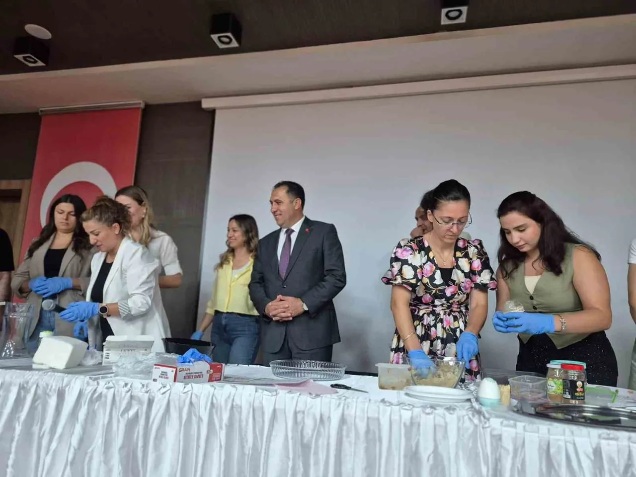 AYDIN’DA DÜNYA ŞEKERE DİKKAT HAFTASI KAPSAMINDA DÜZENLENEN ATÖLYEDE KATILIMCILAR, İLAVE ŞEKER...