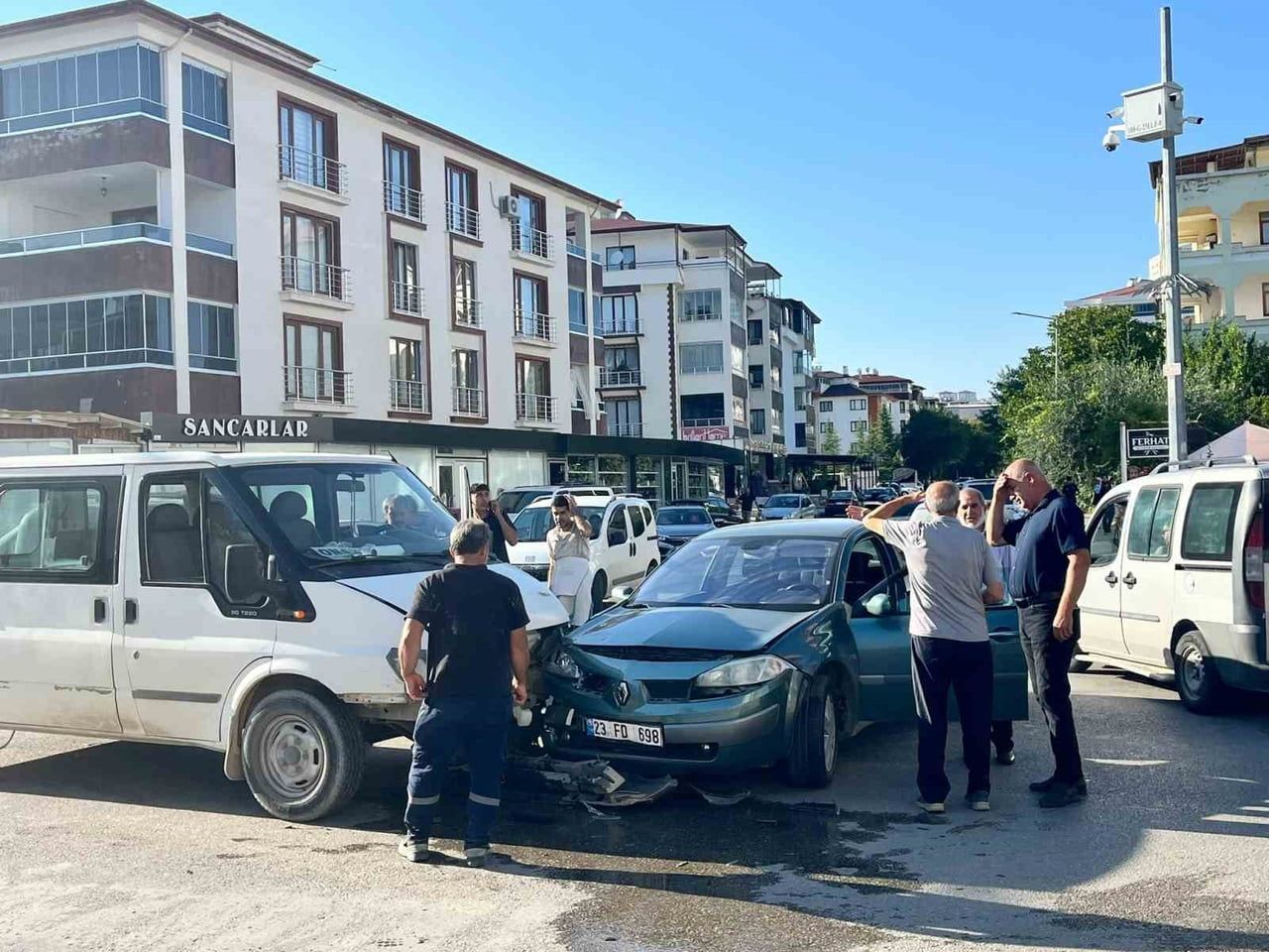 ELAZIĞ’DA KAZADAN KORKARAK KAÇAN KADIN, MOTOSİKLETİN ÇARPMASI SONUCU YARALANDI
