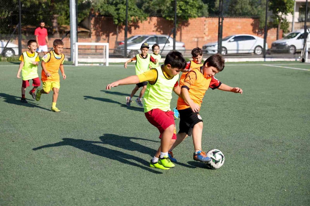 EFELER BELEDİYESİ’NİN ÜCRETSİZ FUTBOL KURSLARINDA 6-11 YAŞ GRUBUNDAKİ ÇOCUKLAR, HAFTANIN 3 GÜNÜ...