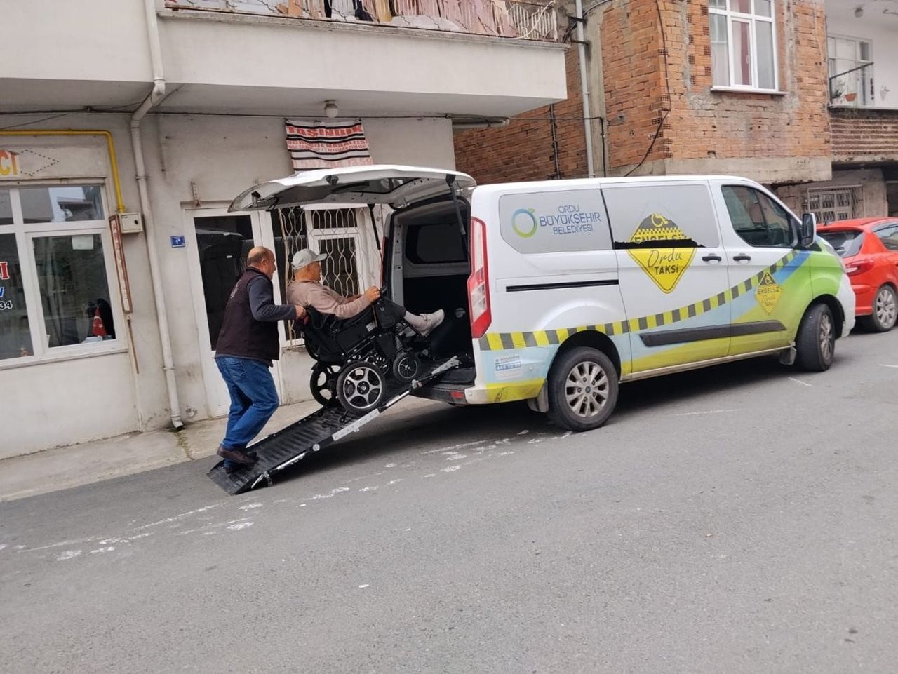 İHTİYAÇLARININ KARŞILANMASININ ARDINDAN VATANDAŞLARIN EVLERİNE DÖNÜŞLERİ DE SAĞLANIYOR.