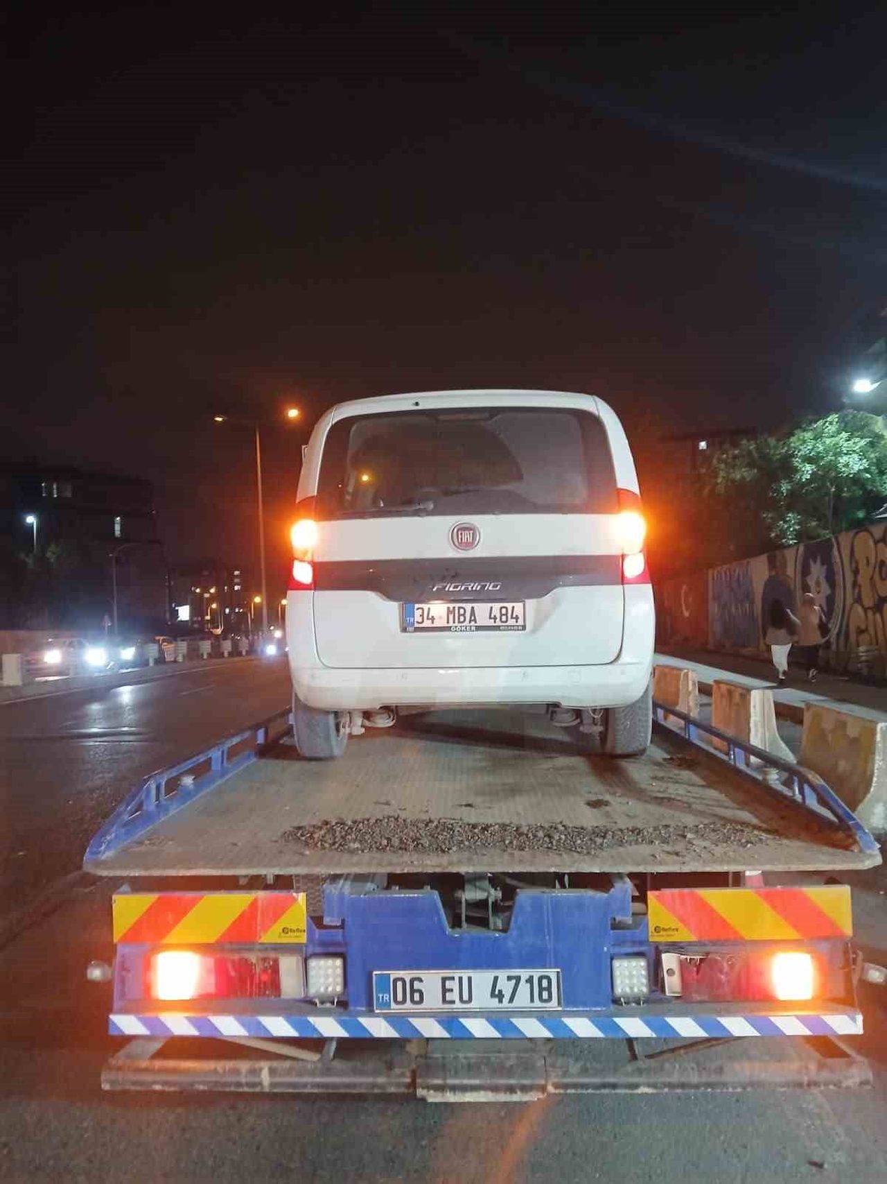 İSTANBUL’DA KUZEY MARMARA OTOYOLU’NDA TERS ŞERİTTE İLERLEYEN OTOMOBİL SÜRÜCÜSÜ, BİR ARACIN DİKİZ...