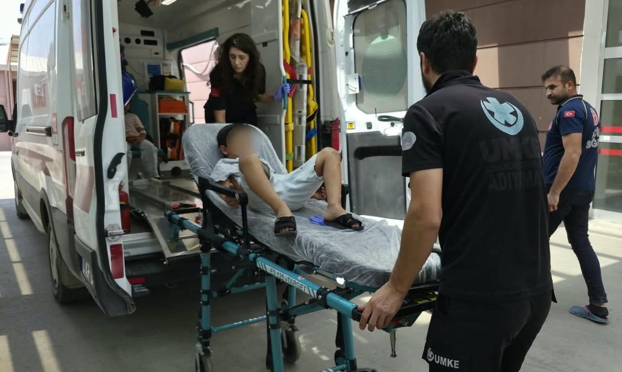 ADIYAMAN’DA OTOMOBİL İLE BİSİKLETİN ÇARPIŞMASI SONUCU 2 ÇOCUK YARALANDI.
