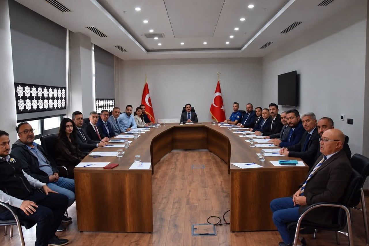 KARAPINAR KAYMAKAMI ŞENOL ÖZTÜRK BAŞKANLIĞINDA, İLÇEDE GÖREV YAPAN DAİRE AMİRLERİNİN KATILIMIYLA...