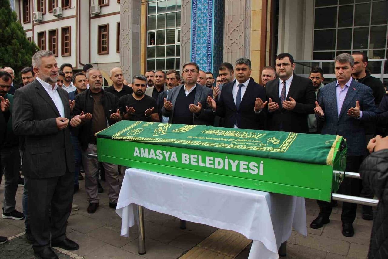 ORHAN ÇELEBİ’NİN CENAZESİ AMASYA ADLİYESİ ÖNÜNDE DÜZENLENEN TÖRENDE HELALLİK ALINMASININ ARDINDAN...