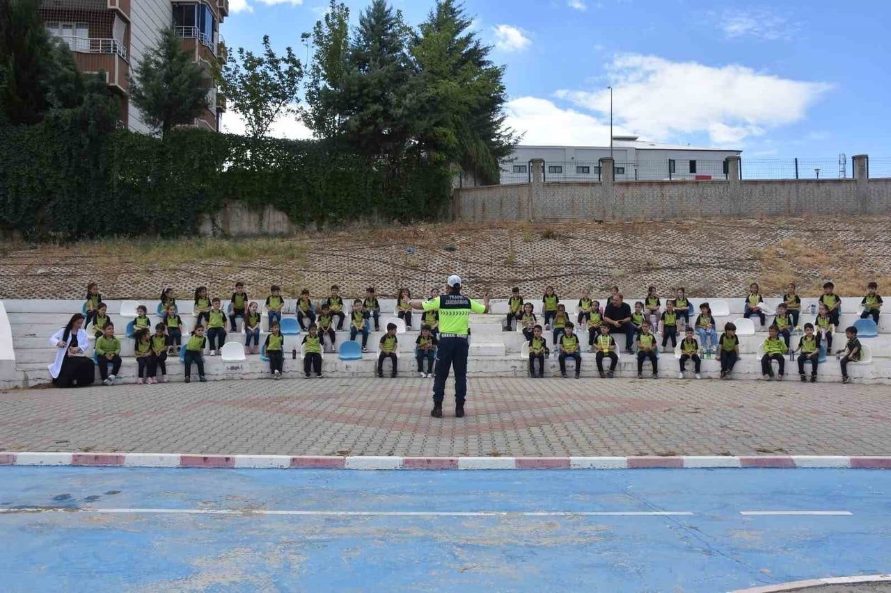 SİİRT’TE ÇOCUKLARA TRAFİK GÜVENLİĞİ EĞİTİMİ