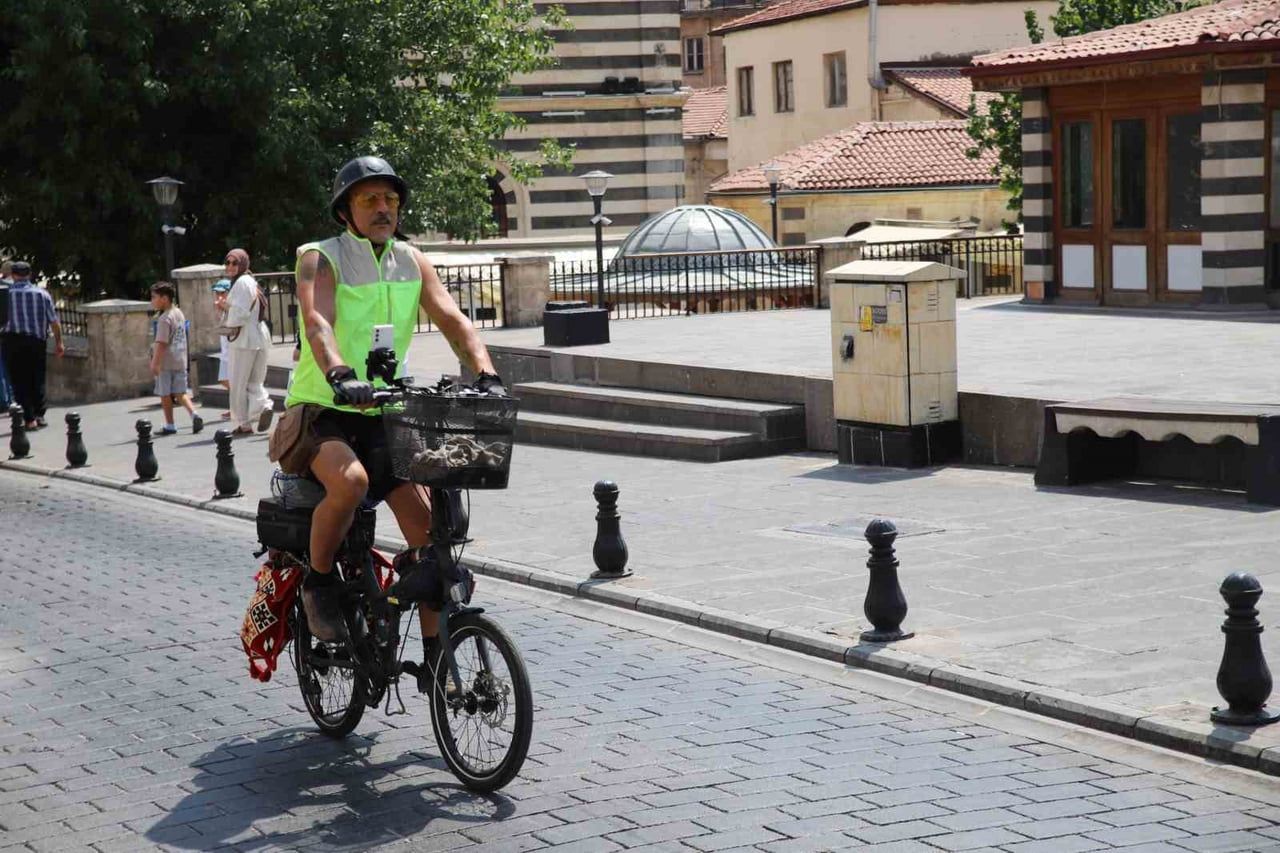 MEHMET HAZAR, YAKLAŞIK 805 KİLOMETRE PEDAL ÇEVİREREK GAZİANTEP'E ULAŞTI.