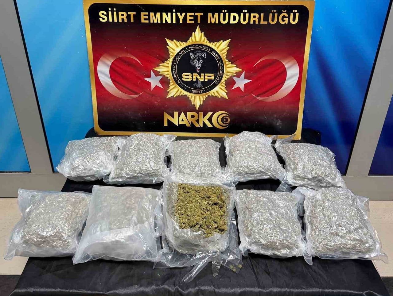 SİİRT'TE POLİS EKİPLERİNCE DURDURULAN BİR ARAÇTA 5 KİLO 600 GRAM SKUNK ELE GEÇİRİLDİ