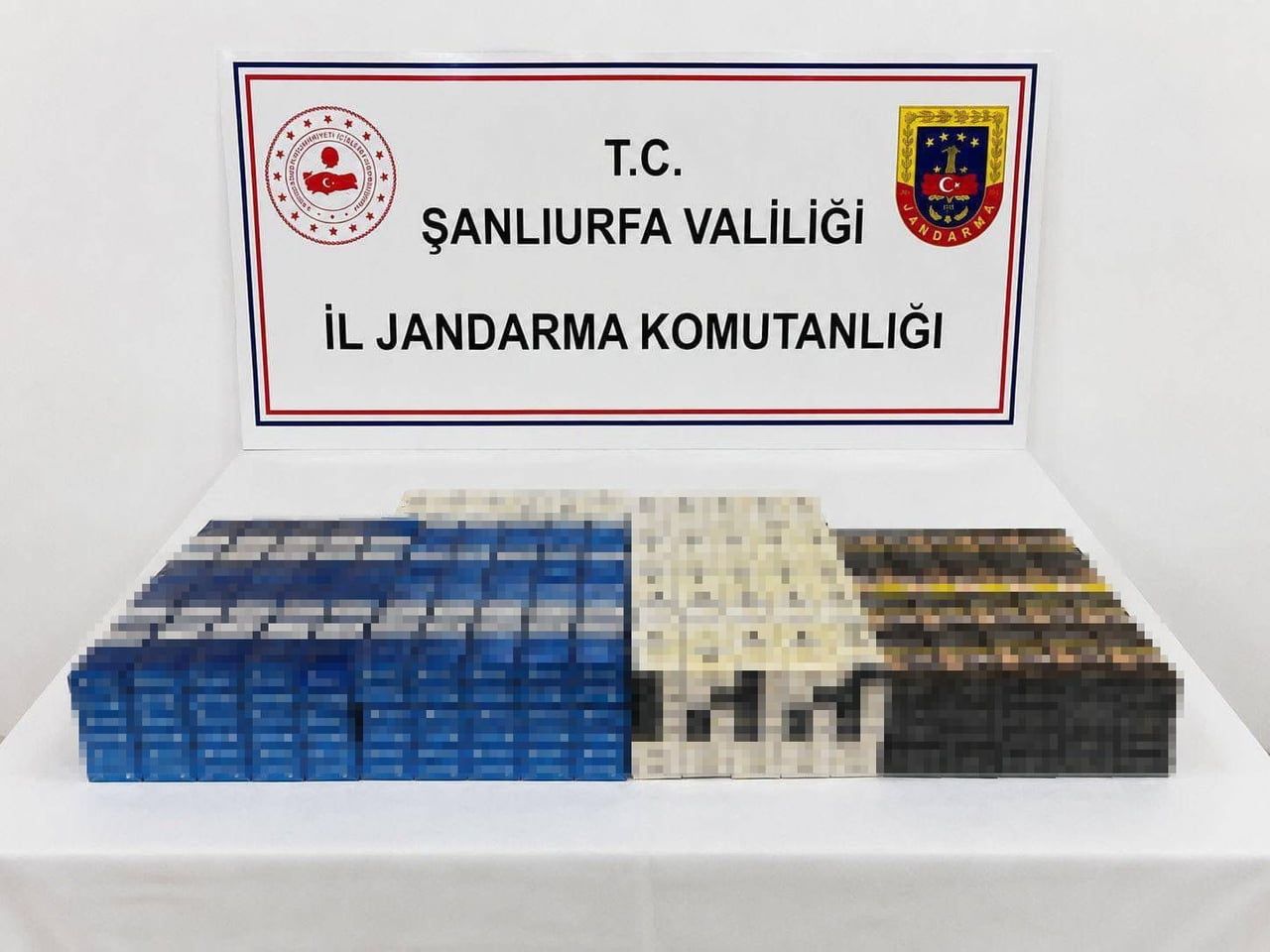 ŞANLIURFA'DA GERÇEKLEŞTİRİLEN OPERASYONDA 6 BİN 940 PAKET GÜMRÜK KAÇAĞI SİGARA İLE 3 LİTRE ALKOL...