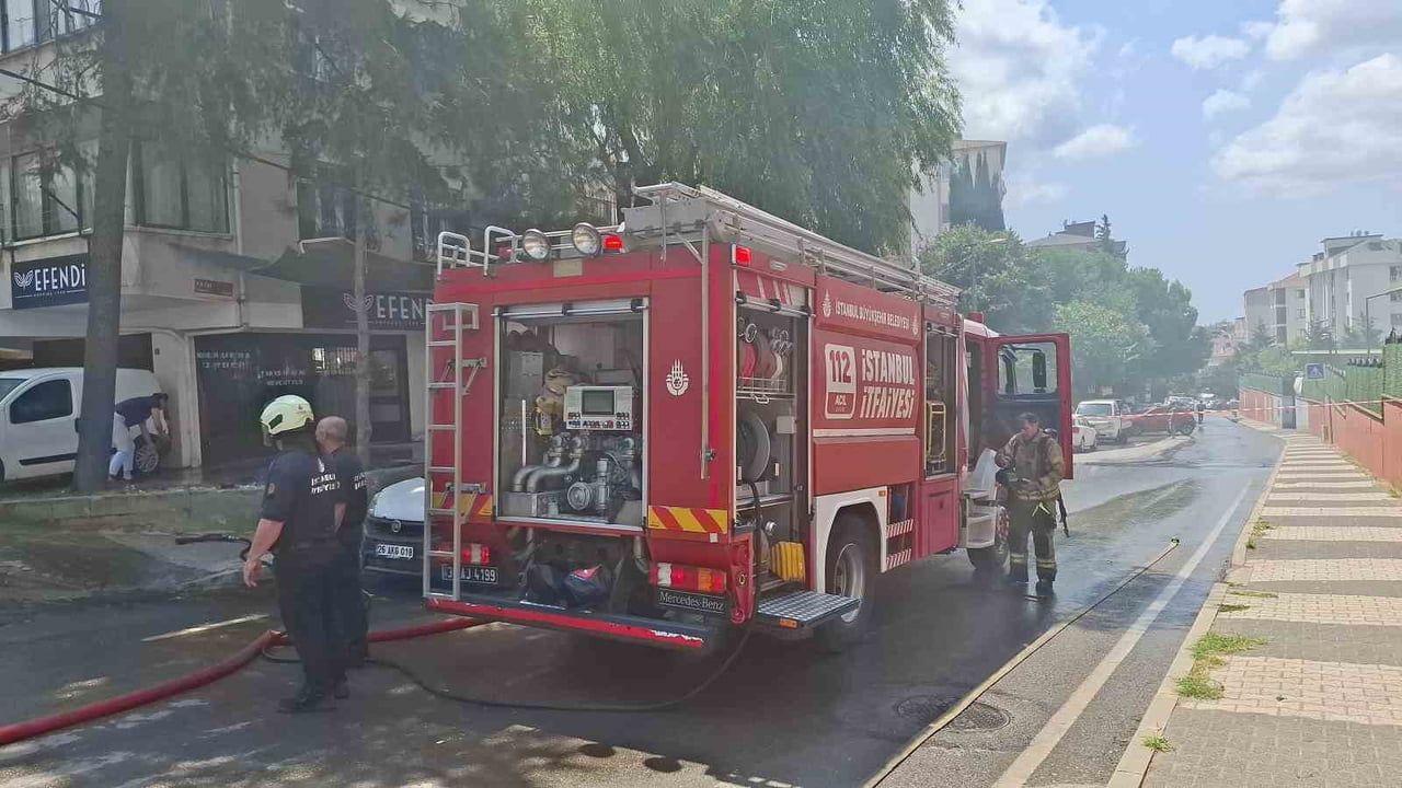 İSTANBUL’UN MALTEPE İLÇESİNDE HENÜZ BELİRLENEMEYEN BİR NEDENLE ALEV ALAN ELEKTRİKLİ ARAÇ, İTFAİYE...