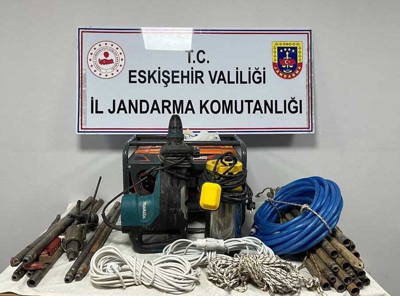 KAZI ALANINDA YAPILAN DETAYLI İNCELEMELERDE ŞÜPHELİLERE AİT OLDUĞU BELİRLENEN 1 ADET JENERATÖR, 1...