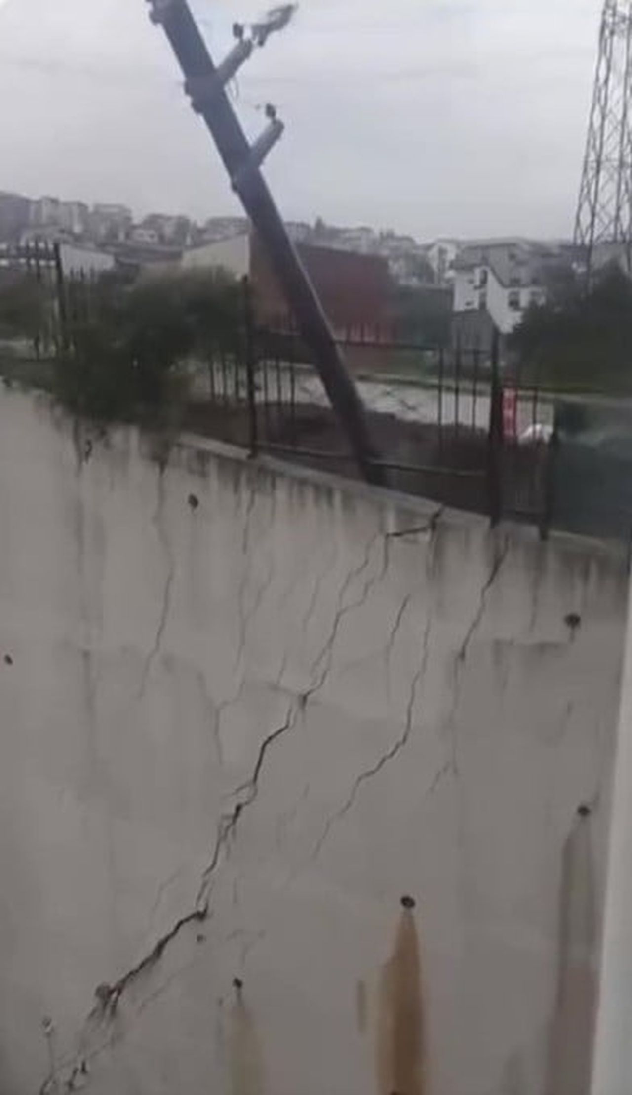 KOCAELİ’DE ETKİLİ OLAN YAĞIŞIN ARDINDAN İSTİNAT DUVARI ÇÖKTÜ. ÇÖKME SIRASINDA DUYULAN ÇATIRDAMA...