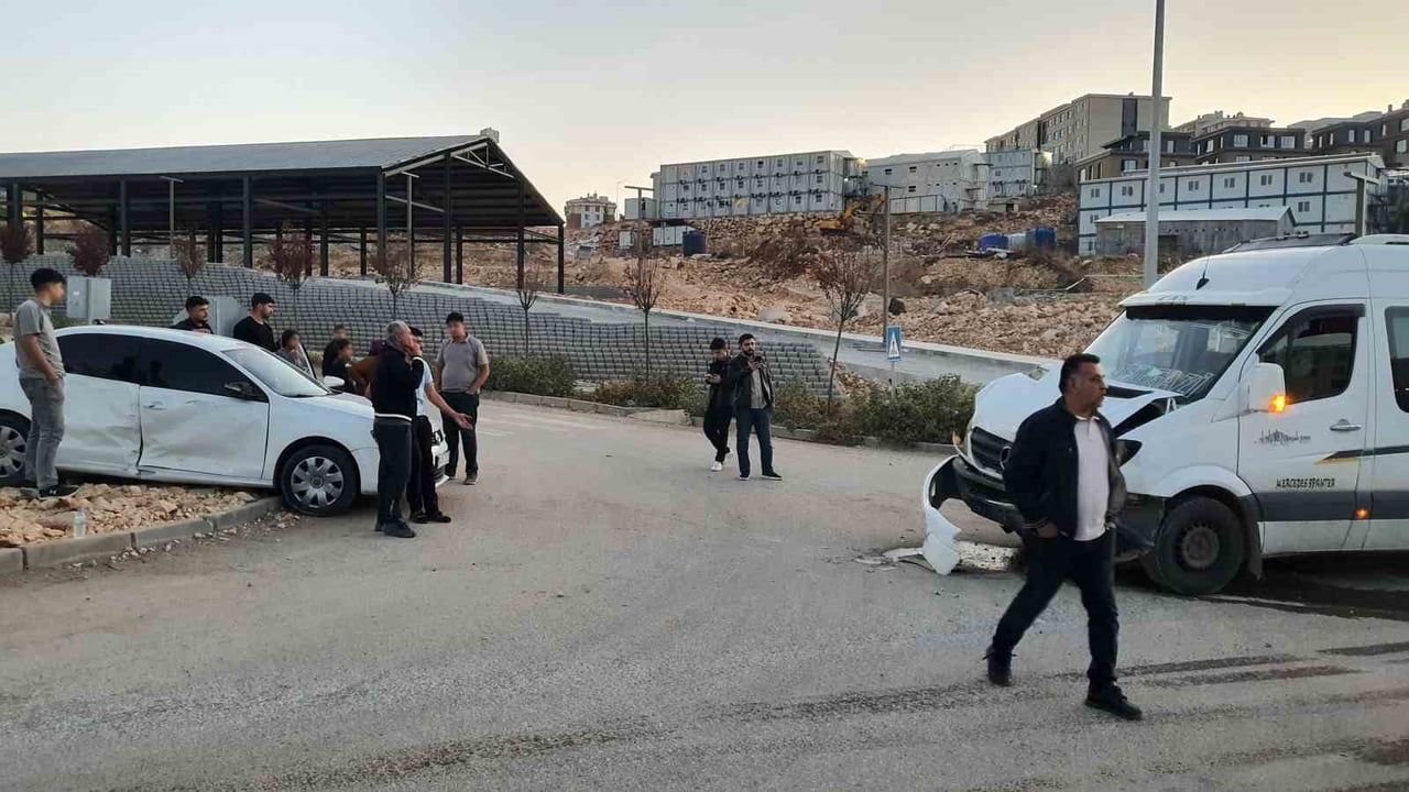 ADIYAMAN’DA MİNİBÜS İLE OTOMOBİLİN ÇARPIŞMASI SONUCU 4 KİŞİ YARALANDI.