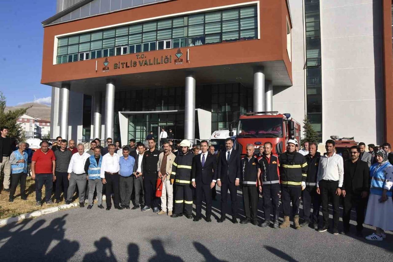 BİTLİS VALİLİĞİ’NDE SENARYO GEREĞİ YANGIN TATBİKATI DÜZENLENDİ. TATBİKATTA VALİ AHMET KARAKAYA’NIN...