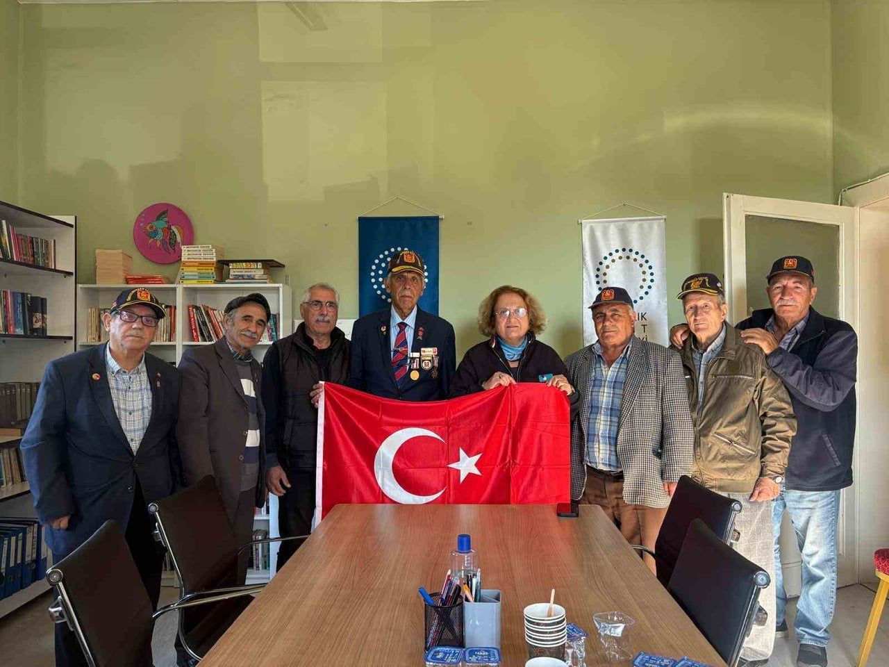 AYVALIKLI GAZİLERDEN KENT KONSEYİ BAŞKANI FÜSUN ATAY’A ANLAMLI JEST