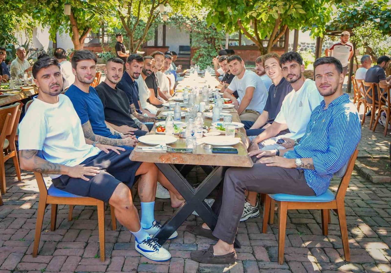 KAPTAN STEFAN SAVİ’İN ORGANİZASYONUNDA GERÇEKLEŞTİRİLEN KAHVALTIDA, TEKNİK HEYET VE FUTBOLCULAR...