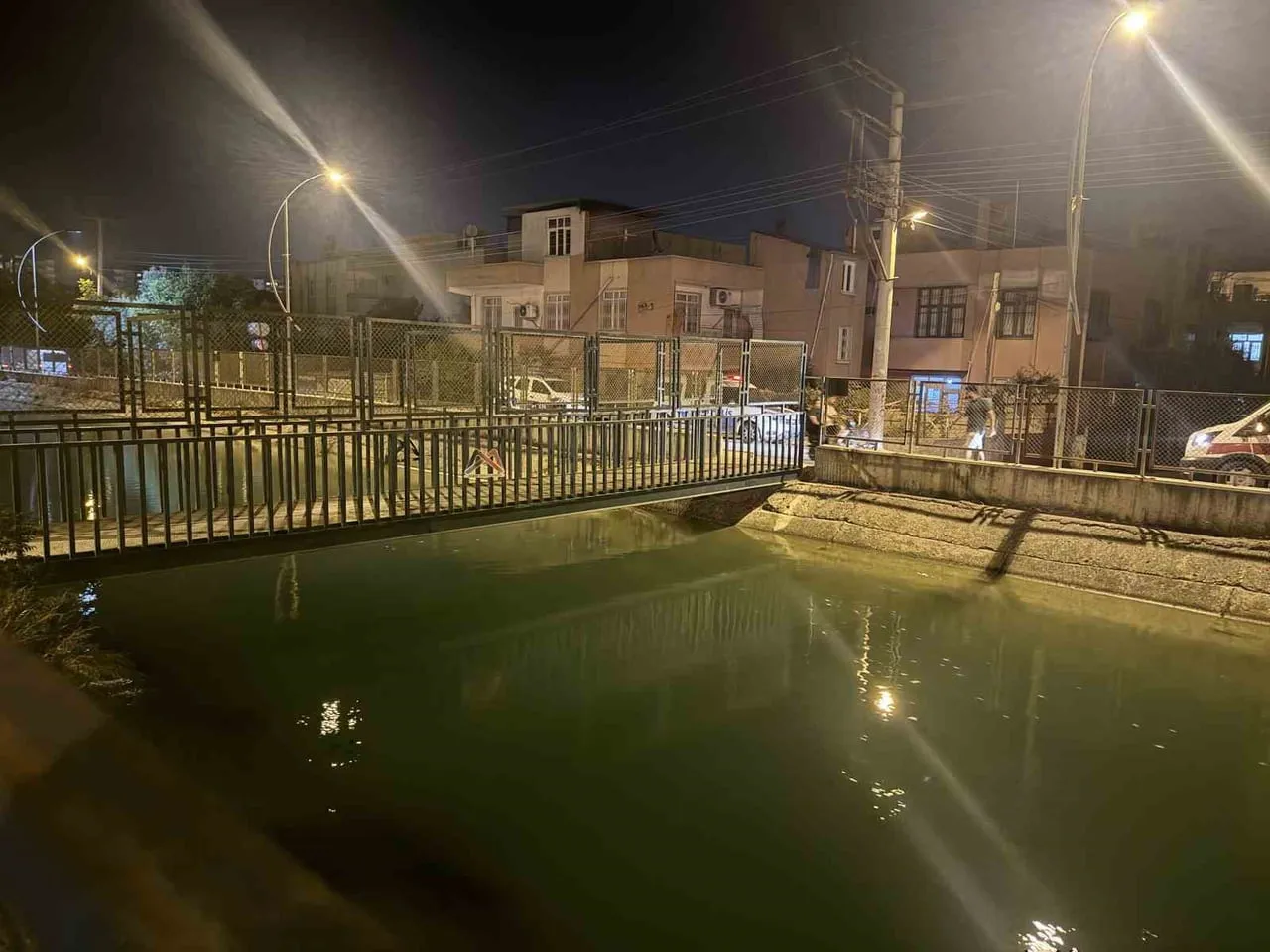 TARSUS’TA KANALA DÜŞEN KARDEŞLERDEN BİRİ YOĞUN BAKIMDA BİRİ DE KAYIP