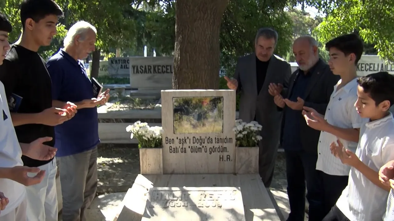 YÖNETMEN HALİT REFİĞ, VEFATININ 17'NCİ YIL DÖNÜMÜNDE ZİNCİRLİKUYU MEZARLIĞI'NDAKİ KABRİ BAŞINDA...