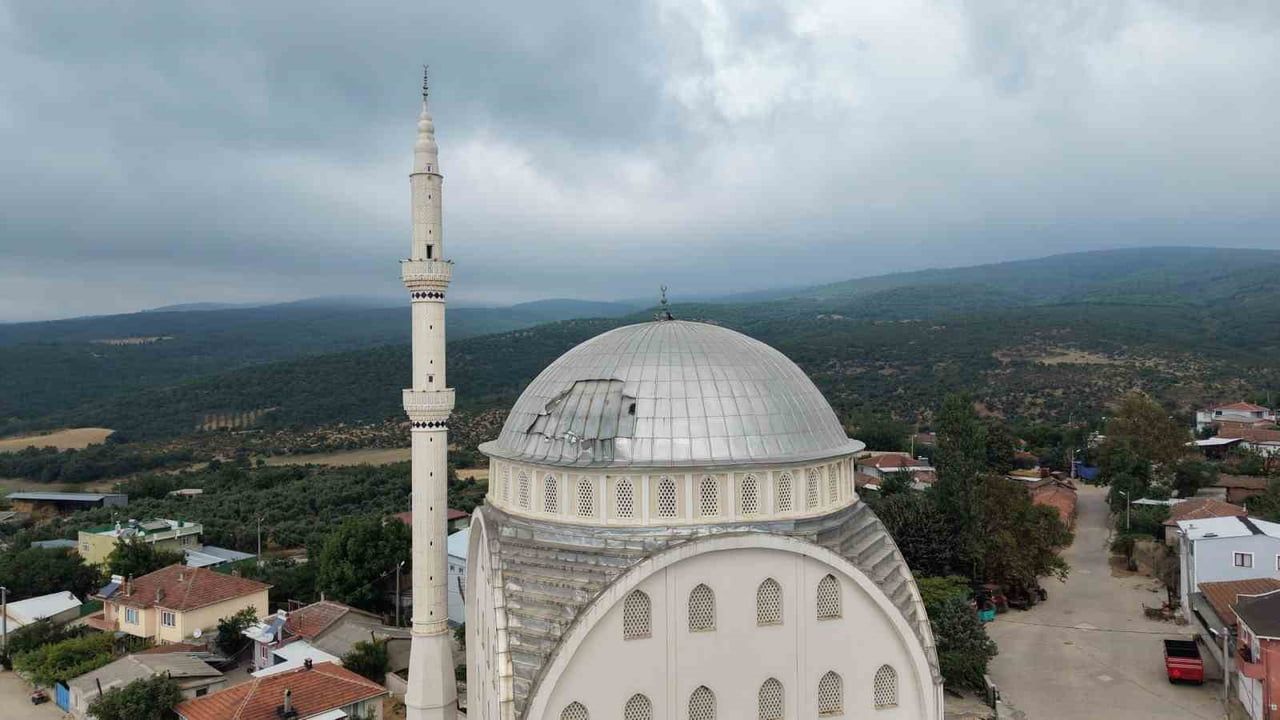 POYRAZ DEDEOBA MAHALLESİ CAMİİ’NİN KUBBESİNİ UÇURDU